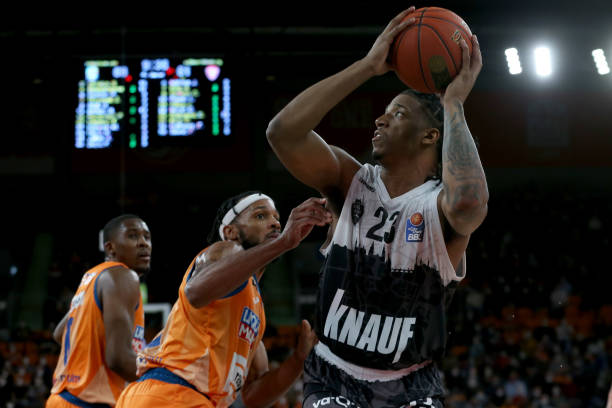 他在中路接 他在中路接